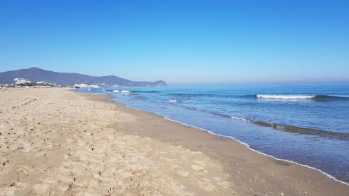 a sandy beach with waves in the ocean at Appartement au Centre de Martil in Martil