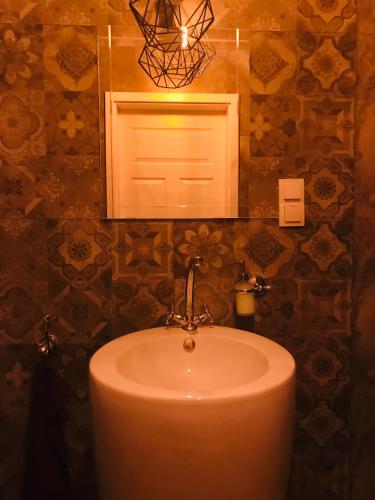 a bathroom with a sink and a mirror at Apartament przy Aquaparku w Redzie in Rumia