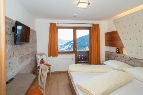 een slaapkamer met 2 bedden en een raam bij Apartment Alpenperle in Schladming