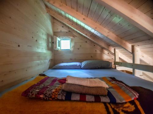מיטה או מיטות בחדר ב-Bungalows Katun Maja Karanfil
