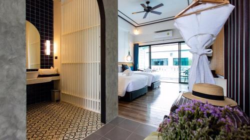 een hotelkamer met een bed en een badkamer bij Chaanburi Boutique Resort in Chanthaburi