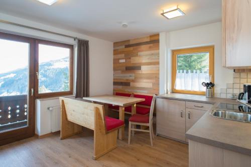 een keuken met een tafel en twee stoelen en een tafel bij Apartment Alpenperle in Schladming