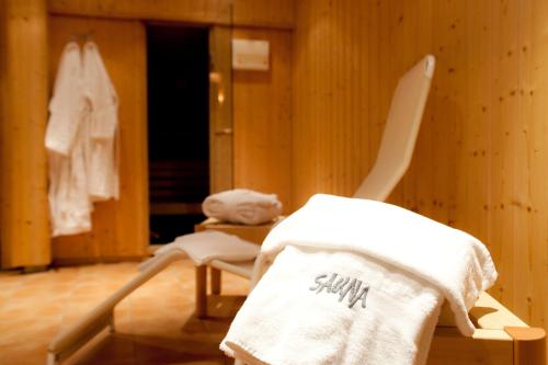uma toalha sentada numa cadeira num quarto em Hotel Weißes Roß em Marienberg