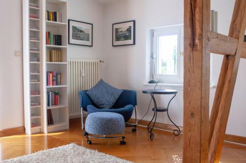 a living room with a chair and a table at Fürstlich wohnen in Putbus