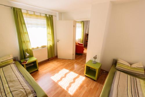 Zimmer mit 2 Betten und einem Wohnzimmer in der Unterkunft flat2let Apartment 1 in Frankfurt am Main