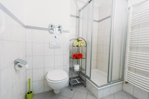 a bathroom with a toilet and a shower at flat2let Apartment 1 in Frankfurt/Main