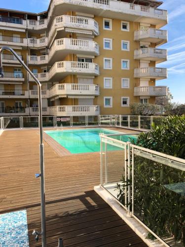 une piscine devant un immeuble dans l'établissement Palais des domes, à Nice