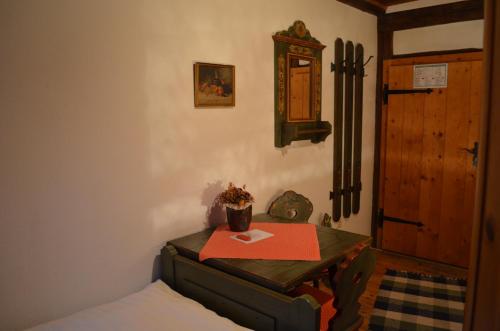 a small table in a room with a bed at zum Frongut in Burgstaedt