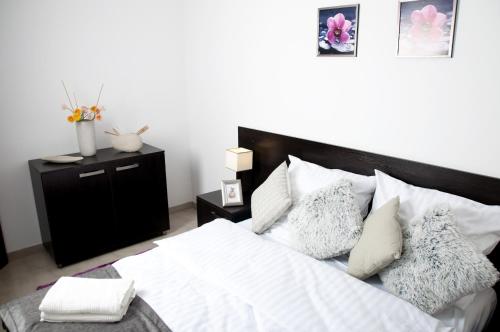 Posteľ alebo postele v izbe v ubytovaní Apartament IKAR z ogródkiem, blisko morza