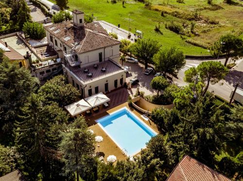 eine Luftansicht eines Hauses mit Pool in der Unterkunft Hotel Dogana in Sirmione