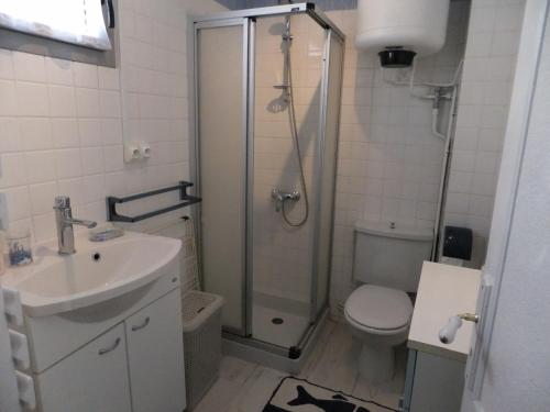 ein Badezimmer mit Dusche, Toilette und Waschbecken in der Unterkunft residence Les Canaries in Le Pouliguen