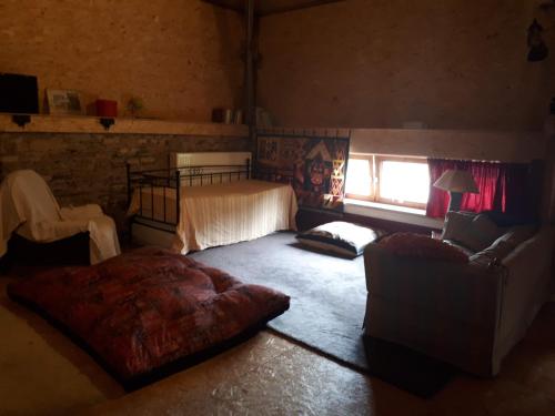 En eller flere senge i et værelse på L'Eaubergerine
