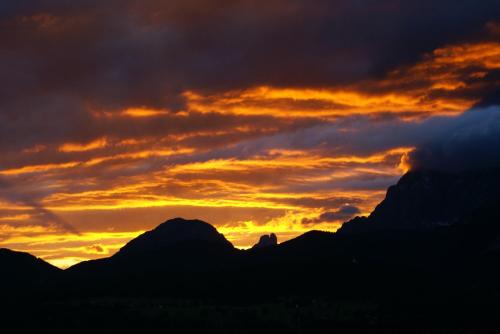 an image of a sunset in the mountains at Posers Bergwelt B&B in Schladming