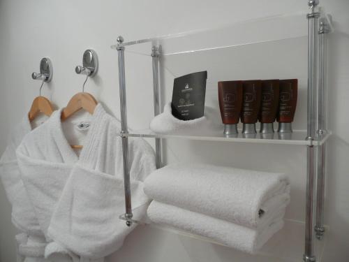 a towel rack with towels on it in a bathroom at Hotel Garni Rheinpracht in Kamp-Bornhofen