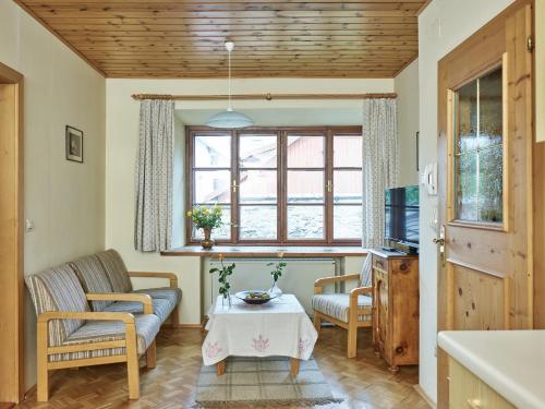 salon z kanapą i stołem w obiekcie Ferienwohnung Raderhaus w mieście Mauterndorf
