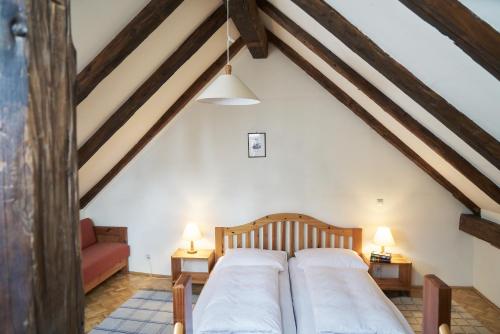 sypialnia z 2 łóżkami na poddaszu w obiekcie Ferienwohnung Raderhaus w mieście Mauterndorf