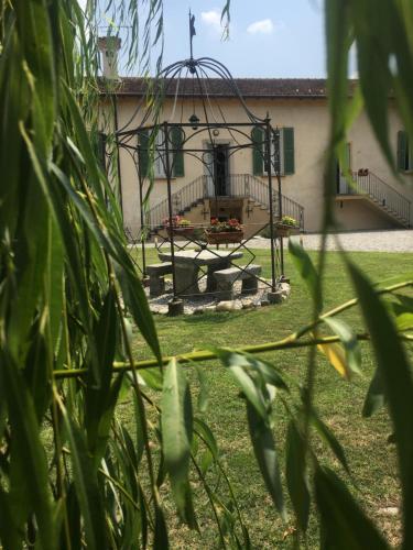einen Garten auf der Rückseite eines Hauses mit einem Tor in der Unterkunft Villa L' Antico Torchio in Dormelletto