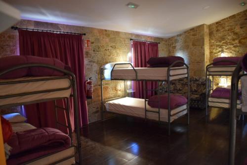 Двухъярусная кровать или двухъярусные кровати в номере O Cabanel Albergue-Bar