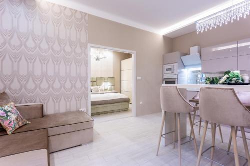 cocina y sala de estar con mesa y sillas en Xen Premium Apartment, en Budapest