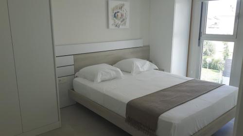 ビジャマルティンにあるEl Mirador de Villamartin IIの白いベッド1台(枕2つ付)