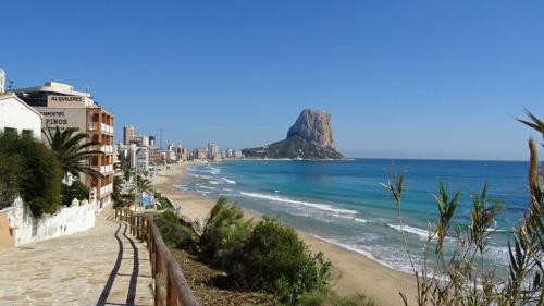 widok na plażę z górą w oddali w obiekcie Appartemento ALAMO PLAYA LA FOSSA w mieście Calpe