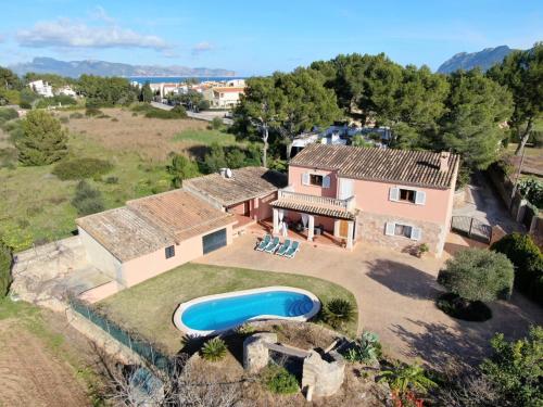 Luftaufnahme eines Hauses mit Swimmingpool in der Unterkunft Villa Natural Barcarés in Alcúdia