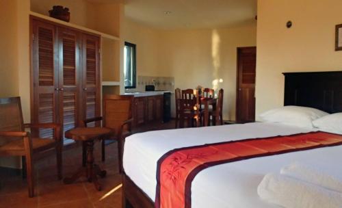 a hotel room with a bed and a kitchen with a kitchen at Margarita del Sol Hotel Costa Maya in Mahahual