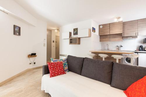 un salon avec un canapé et une cuisine dans l'établissement Fauvettes Sea Cannes, à Cannes