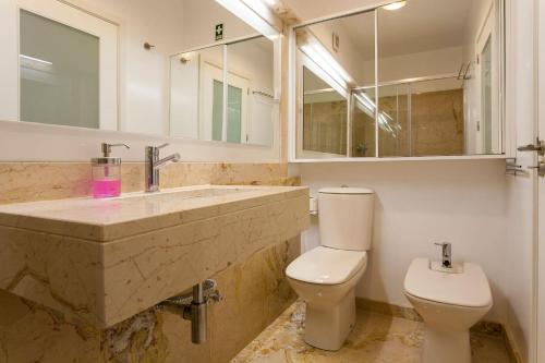 ein Badezimmer mit einem Marmorwaschbecken und einem WC in der Unterkunft Exquisit Flat Left in Lissabon