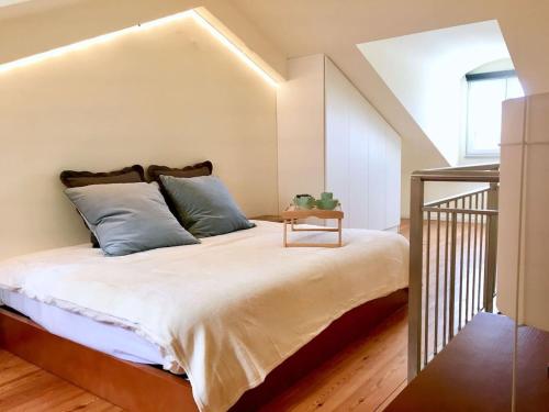 ein Schlafzimmer mit einem großen Bett im Dachgeschoss in der Unterkunft Exquisit Flat Left in Lissabon