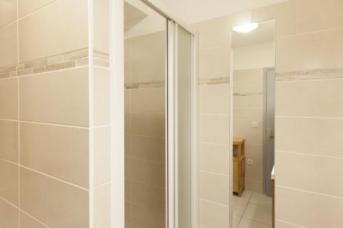 La salle de bains est pourvue d'une douche à l'italienne et d'une porte en verre. dans l'établissement Fauvettes Sea Cannes, à Cannes