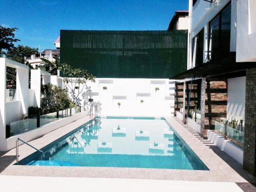 una piscina en medio de un edificio en Boracay Suites en Boracay