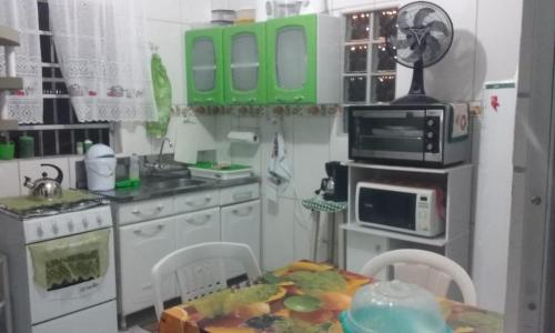 Kuchyň nebo kuchyňský kout v ubytování Casa Praia Barra da Lagoa