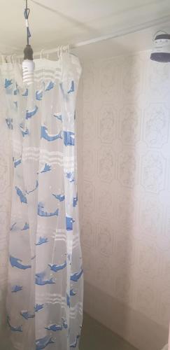 a curtain in a room with a wall at Hostal Utama in Comunidad Yumani