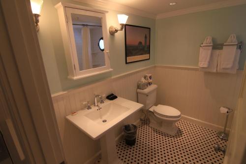 Ванная комната в Anchor Inn Beach House