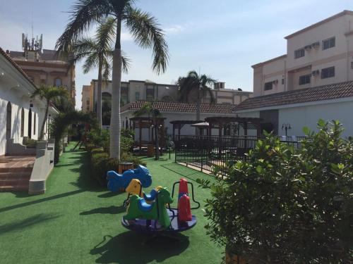 un parque infantil con un juguete en la hierba en Jeddah Wakan Villas en Yeda