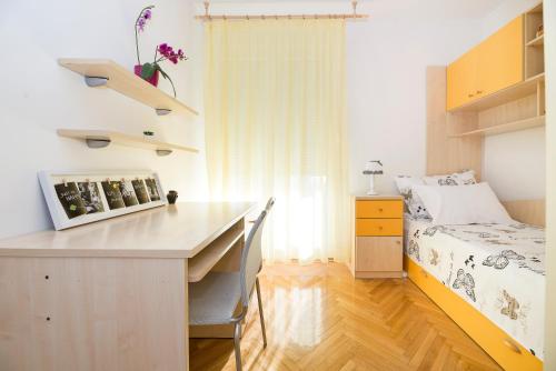 um quarto com uma secretária e uma cama num quarto em Apartment DORA Split em Split