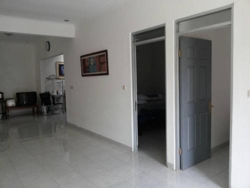 pasillo con puerta abierta a la sala de estar en Homestay Pesona en Garut