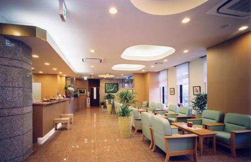 una sala de espera con mesas y sillas en un hospital en Hotel Route-Inn Shibata Inter, en Shibata