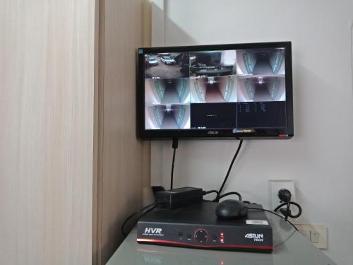 Televízia a/alebo spoločenská miestnosť v ubytovaní Baanpak Sam Anong