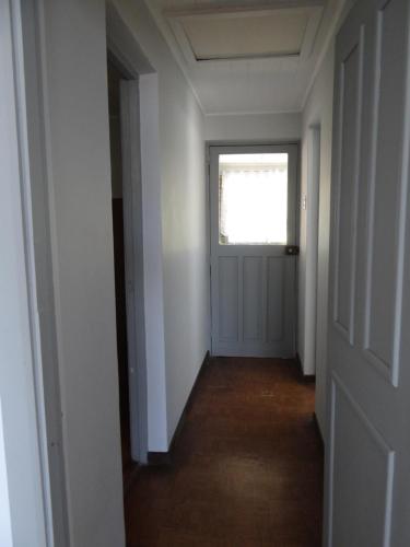 an empty hallway with a door and a window at Departamento acogedor en centro de San Fernando in San Fernando
