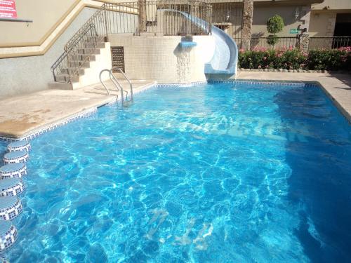 Hotel San Martin في هيرموسيلو: مسبح كبير مزود بمنزلق مائي