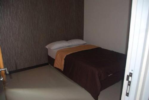 um pequeno quarto com uma cama num quarto em Resort Faza em Garut