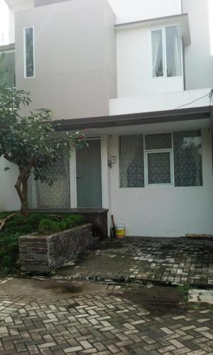 ein weißes Haus mit einem Baum davor in der Unterkunft Resort Faza in Garut