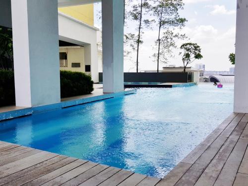 una piscina al centro di un edificio di S3 The Wood @ The Best Location at Puchong a Puchong
