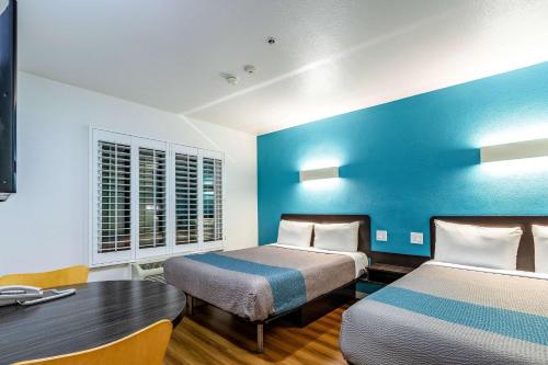Voodi või voodid majutusasutuse Motel 6-Fountain Valley, CA - Huntington Beach Area toas