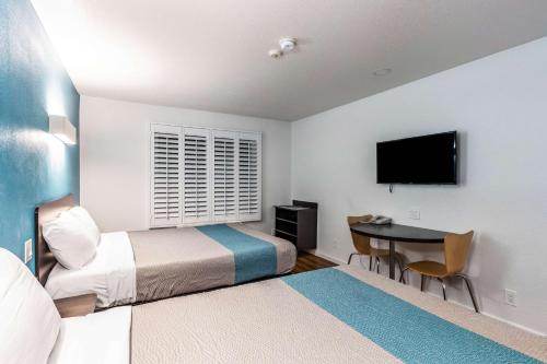 Postel nebo postele na pokoji v ubytování Motel 6-Fountain Valley, CA - Huntington Beach Area