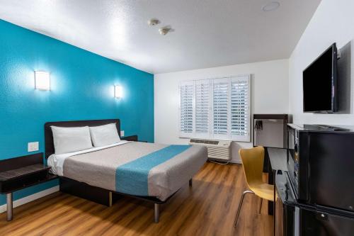 TV a/nebo společenská místnost v ubytování Motel 6-Fountain Valley, CA - Huntington Beach Area