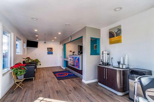 Kuchyň nebo kuchyňský kout v ubytování Motel 6-Fountain Valley, CA - Huntington Beach Area