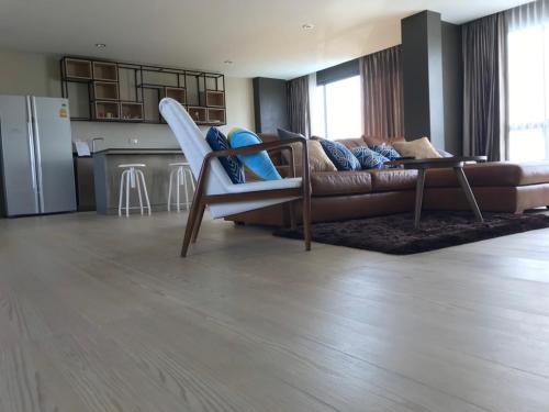 a living room with a couch and a table at The Residence Thepkanjana in Ban Khlong Krathum Baen